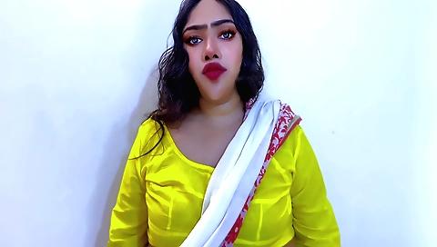 Amateur brunette with a big ass and big tits shows her pussy