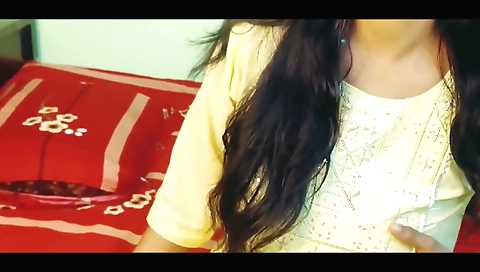 Amateur blonde is showing off her ass on hot naked porn video