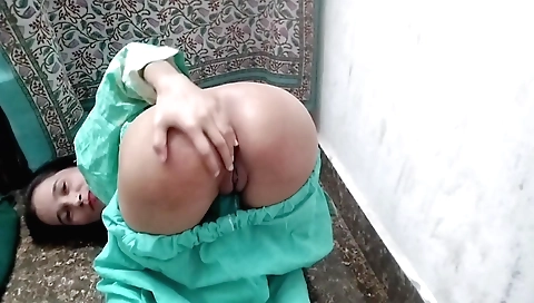 Indian babe with braided hair and a sexy ass taking hair out