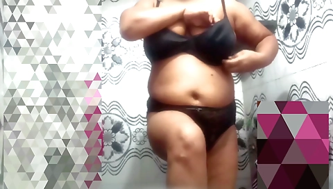 Chubby teen naked with her large ass filmed in amateur video