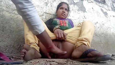 Indian chick 18+ finger her wet twat outdoors (18+)