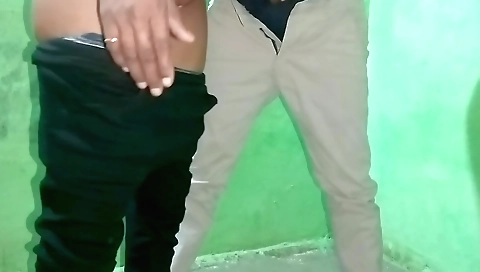 Indian girl with a sexy dress in an amateur porn video