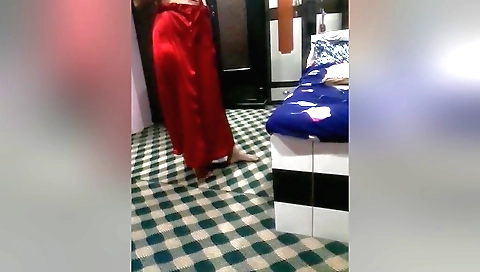 Indian amateur brunette masturbates under the webcam