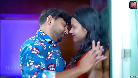 Sexy brunette babe with a cute body in the first on net video