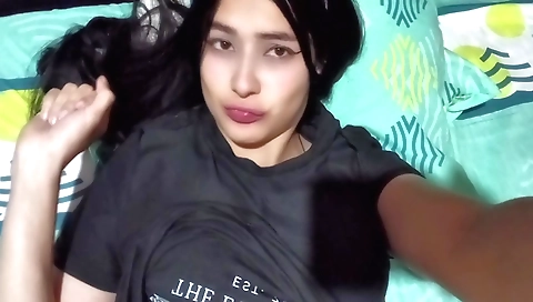 Indian amateur video showing a girl with a lusty pussy