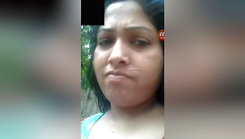 Boudi moves her body on the beach in amateur solo video