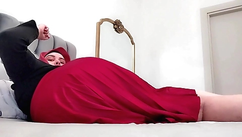 Indian woman with big booty shows off her body to me