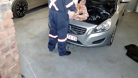 Indian girlfriend fixes her husband's car with help