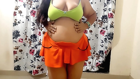 Busty webcam amateur shows me her huge boobs and a big ass