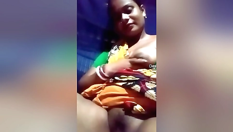 Amateur indian girl shows her nice body in a solo video