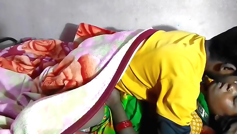 Brunette dildo ride in homemade amateur porn video