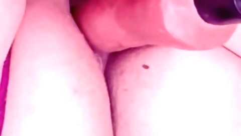 Indian woman with a huge booty sticks her dildo in her pussy