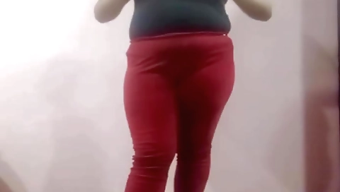 Indian woman with large butt makes it on the webcam
