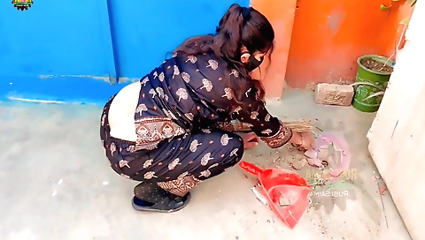 Indian babe shows her beauty in her homemade solo video