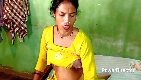 Indian brunette shows off her ass in a hot porn video