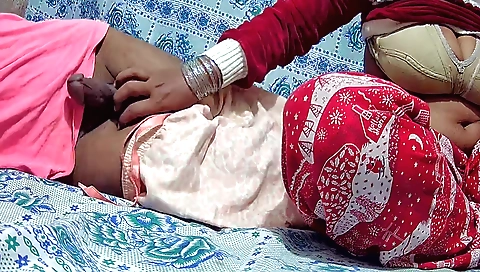 Indian sex xnxx (hdb) a sexy babe shows off her body