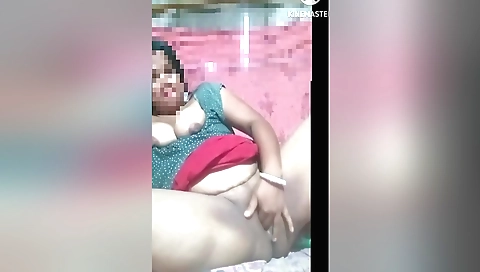 Indian milf solo show is a true masterpiece on the camera