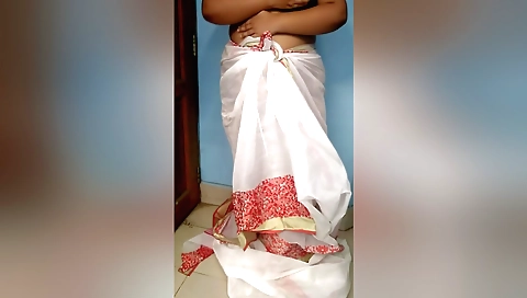 Beautiful chick with big booty is showing off in the webcam