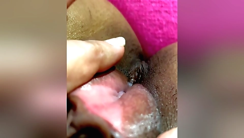 Hot bhabi pumming by herself in homemade hot scene