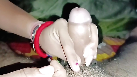 Handjob by a sexy hot bhabhi in her homemade video