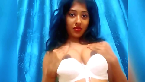 Indian beauty gives a nice solo video of her sexy body