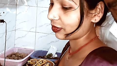Indian girl padosi bhabi hindi fucks in the kitchen