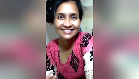 Indian blonde enjoys her hairy pussy in the shower