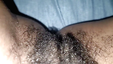 Indian girl gives a handjob and a blowjob in amateur video