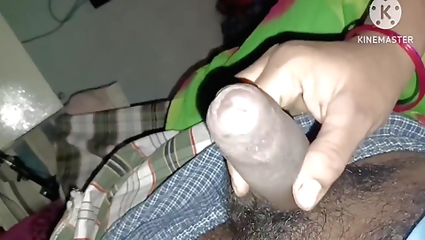 Indian woman gives handjob to her man in homemade vid