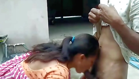 Soniya Bhabhi Pani Bharte Bharte Chudwane Lagi Apne Chote Daver Se