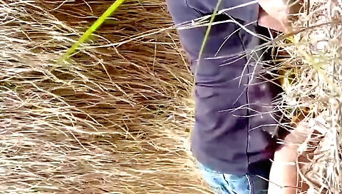 Indian babe fucks outdoors on a cam in the best way possible