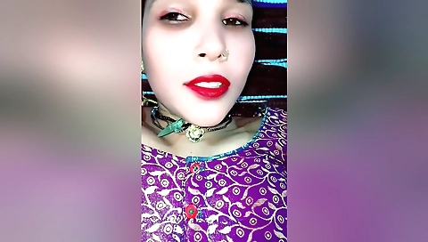 Indian hibhi girl with natural boobs fucks with her own pussy