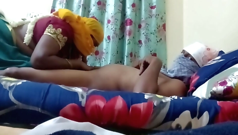 Indian girl fucks her husband in her backyard in homemade vid