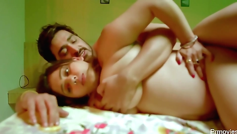 Indian big tits porn video shows a hottie with a juicy body